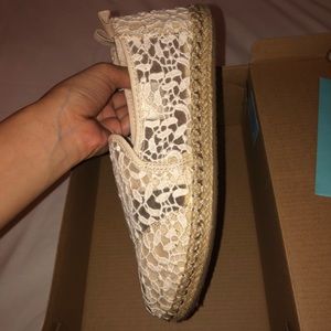 Natural flora lace Toms in color cream